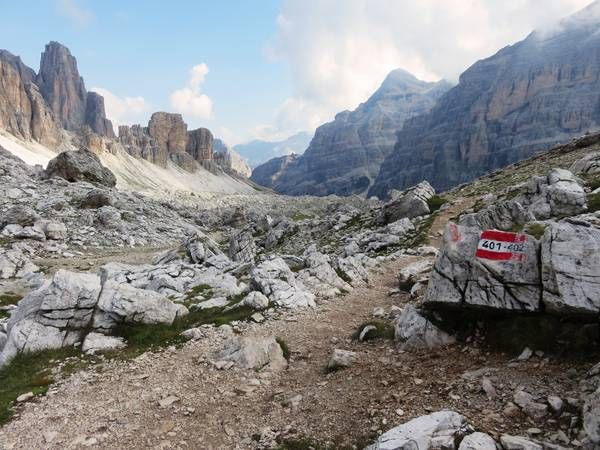 Hiking in the Sennes-Fanes group in the Dolomites, stage 6 on the Alta Via 9