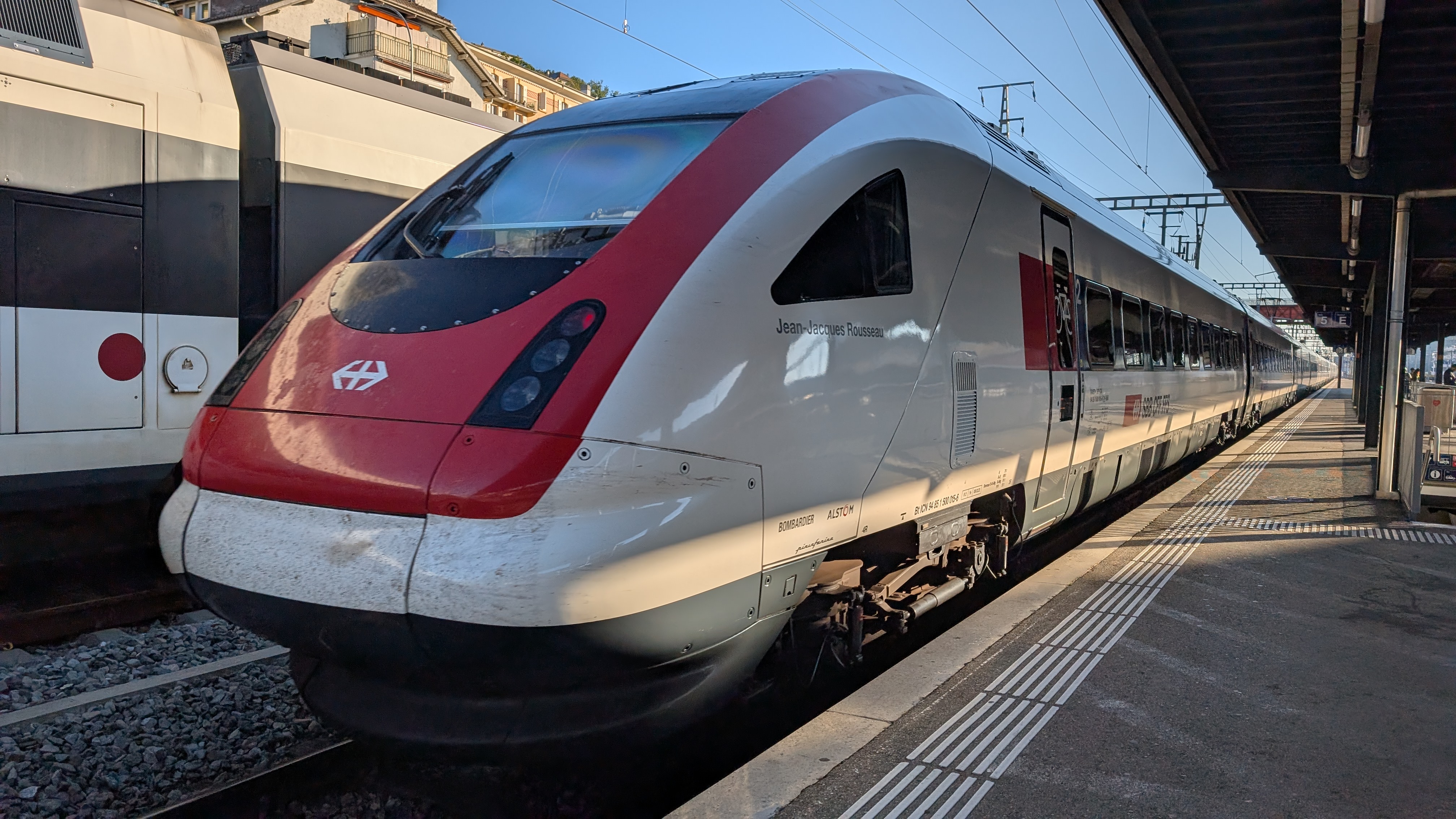 A Swiss train waits at Neuchâtel train station