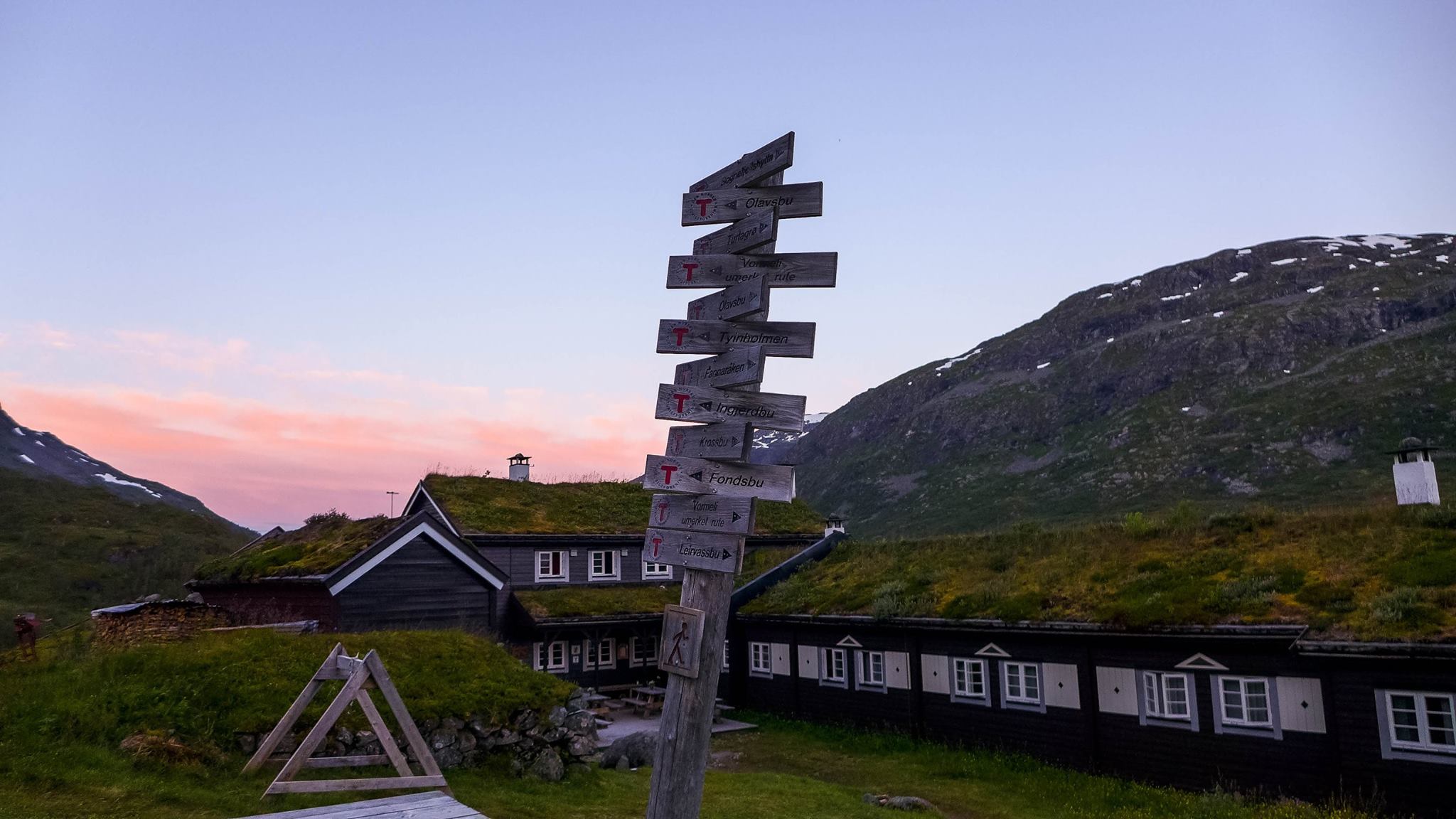 sunset over Skogadalsboen hut