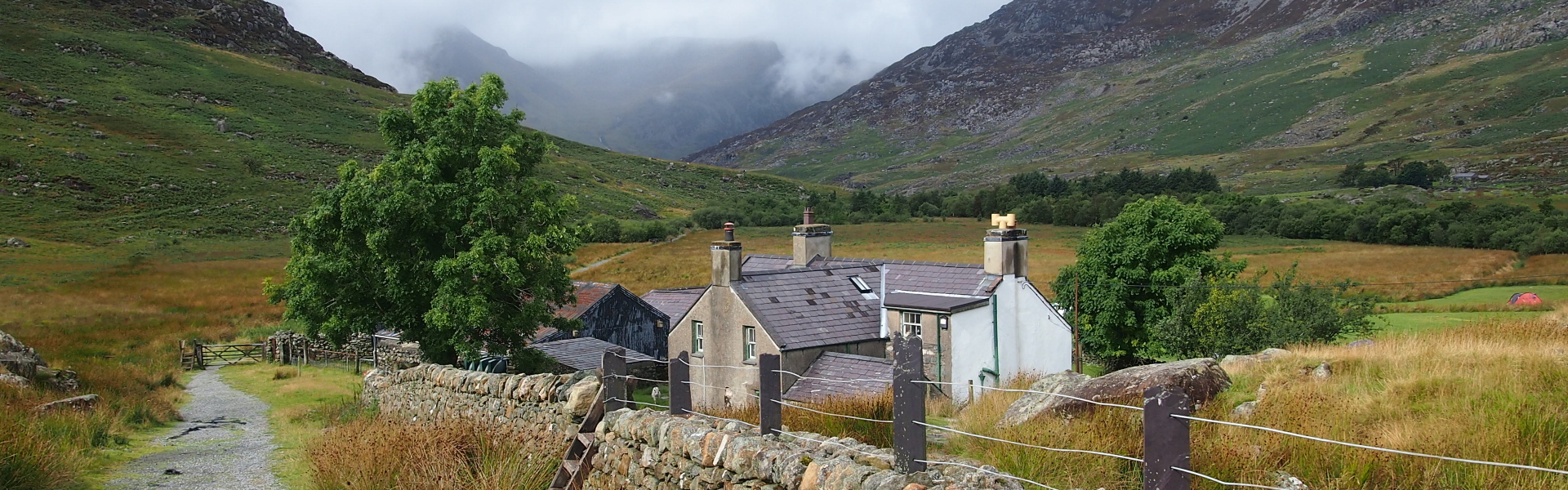 A cottage and mountains on the Snowdonia Way