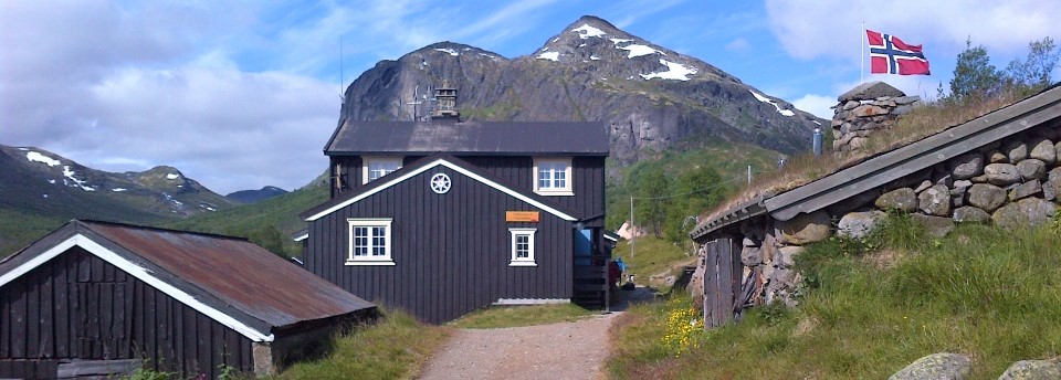 Looking onto the Gjendebu hut with the Norwegian flag