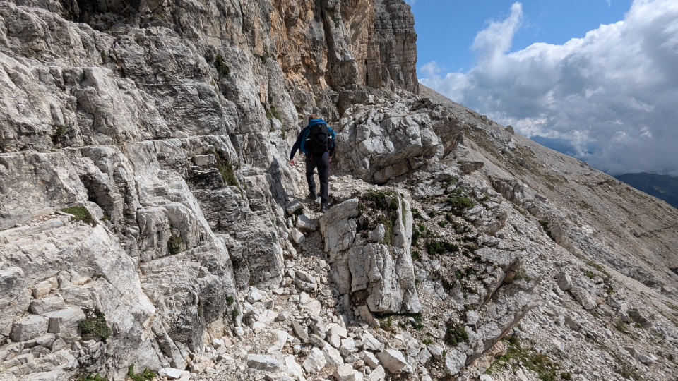 Rocky walking on the AV9