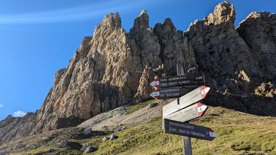 Wooden signposts aid navigation on the AV9 route
