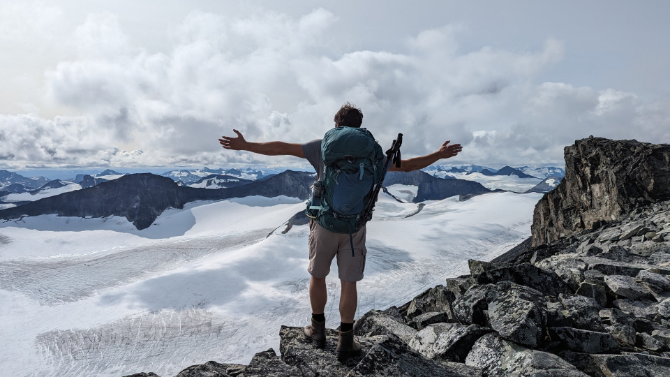 Looking out over mountain majesty, on the ascent of Gladhopiggen