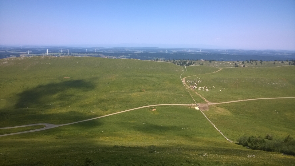 The crossing of paths on an upland plateau in the Jura