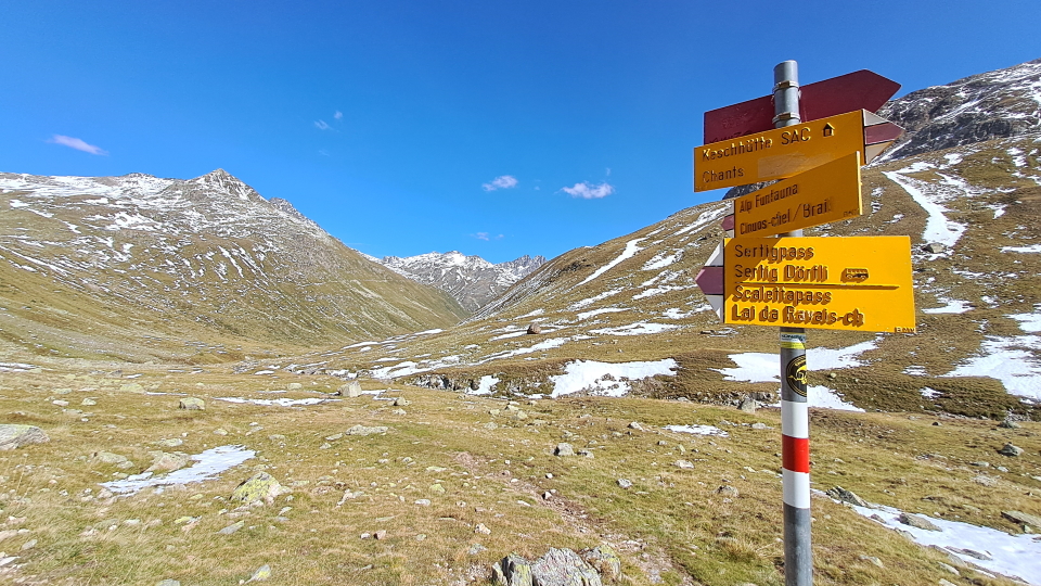 A signpost showing the way to Sertig