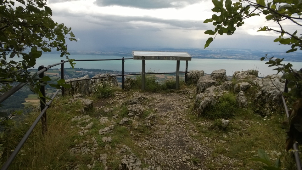The view over the Lac de Neuch&acirc;tel